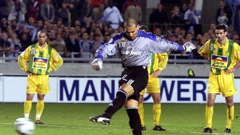 Bên cạnh đó, thủ môn Jose Luis Chilavert còn mang đến bóng đá những điều đầy bất ngờ Bên cạnh đó, thủ môn Jose Luis Chilavert còn mang đến bóng đá những điều đầy bất ngờ
